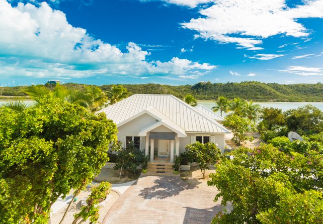 Villa in Turtle Tail - Shutters Villa Villa in Turtle Tail - Shutters Villa