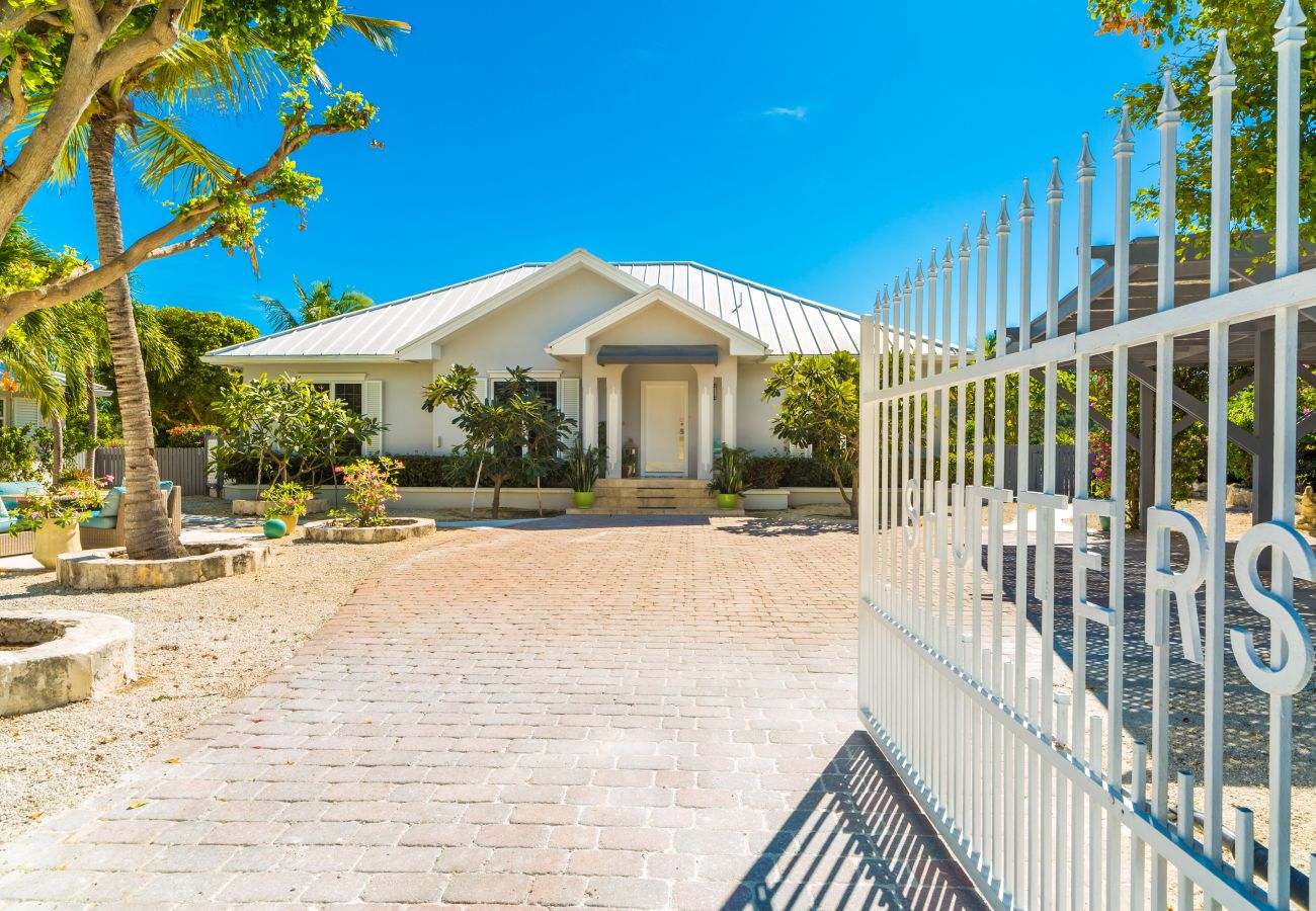 Villa in Turtle Tail - Shutters Villa